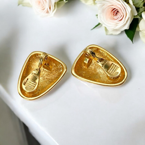 Vintage Designer Monet Goldtone Quilted Clip on Statement Earrings. - Picture 4 of 5